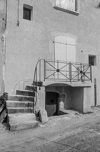 Détail du perron. © Bernard Lardière / Région Bourgogne-Franche-Comté, Inventaire du patrimoine - 1981