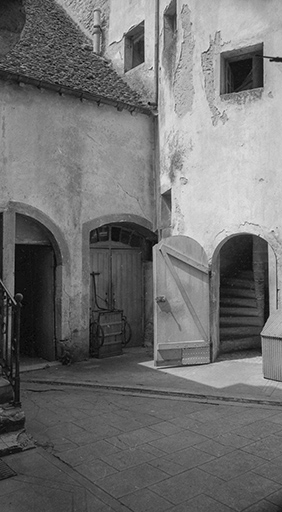 Batiments dans la cour intérieure. © Bernard Lardière / Région Bourgogne-Franche-Comté, Inventaire du patrimoine - 1981