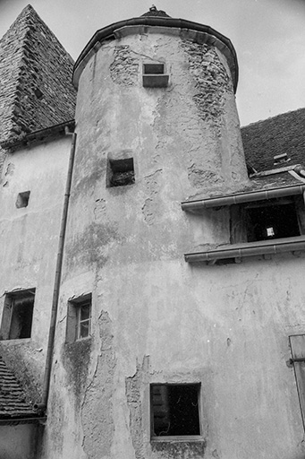 Tourelle d'escalier avec pigeonnier au dernier étage. © Bernard Lardière / Région Bourgogne-Franche-Comté, Inventaire du patrimoine - 1981