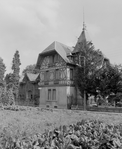 Vue de trois quarts de l'adjonction de la fin du 19e siècle (en 1981). SRI. Enquête régionale sur les bâtiments industriels (1979-1981). © Yves Sancey / Région Bourgogne-Franche-Comté, Inventaire du patrimoine - 1981