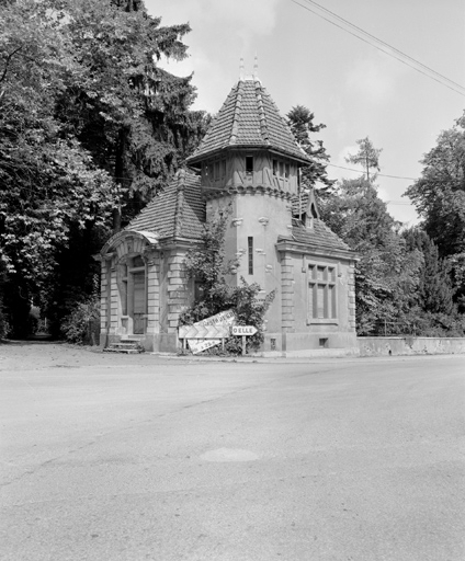Conciergerie en 1981. SRI. Enquête régionale sur les bâtiments industriels (1979-1981). © Yves Sancey / Région Bourgogne-Franche-Comté, Inventaire du patrimoine - 1981 Conciergerie en 1981. SRI. Enquête régionale sur les bâtiments industriels (1979-1981). © Yves Sancey / Région Bourgogne-Franche-Comté, Inventaire du patrimoine - 1981