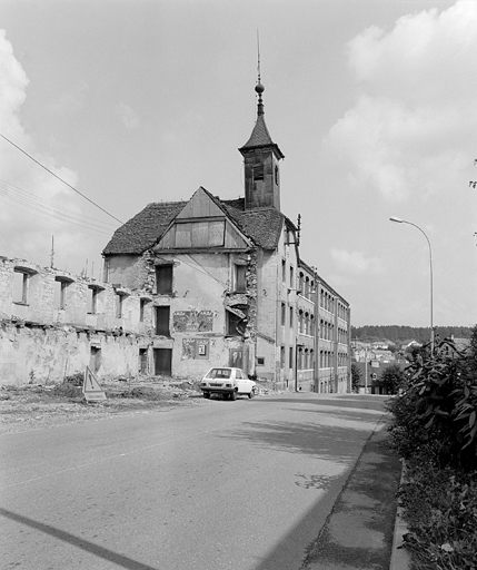 La Pendulerie en 1981. Au second plan, façade sur rue de l'extension des années 1892. SRI. Inventaire topographique du canton de Beaucourt (1981-1982). © Yves Sancey / Région Bourgogne-Franche-Comté, Inventaire du patrimoine - 1981