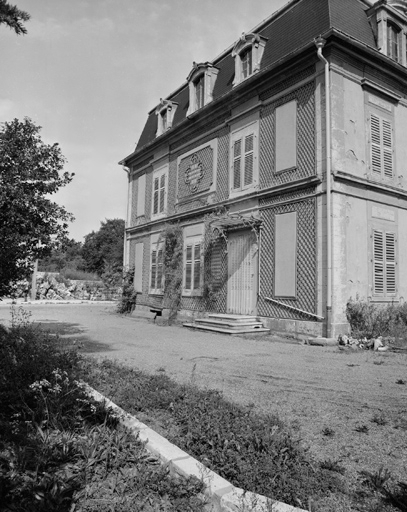 Façade ouest vue de trois quarts en 1981. SRI. Enquête régionale sur les bâtiments industriels (1979-1981). © Yves Sancey / Région Bourgogne-Franche-Comté, Inventaire du patrimoine - 1981