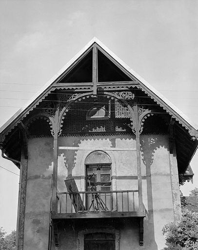 Détail du pignon de la conciergerie en 1981. SRI. Enquête régionale sur les bâtiments industriels (1979-1981). © Yves Sancey / Région Bourgogne-Franche-Comté, Inventaire du patrimoine - 1981