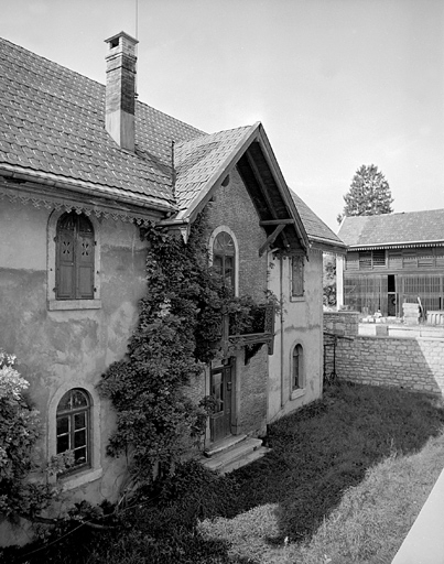 Façade est de la conciergerie en 1981. SRI. Enquête régionale sur les bâtiments industriels (1979-1981). © Yves Sancey / Région Bourgogne-Franche-Comté, Inventaire du patrimoine - 1981