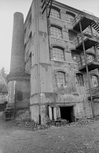 Extrémité de l'extension des années 1892 : détail de la cheminée sur la façade est (état en 1981). SRI. Enquête régionale sur les bâtiments industriels (1979-1981). © Jack Dumont / Région Bourgogne-Franche-Comté, Inventaire du patrimoine - 1981