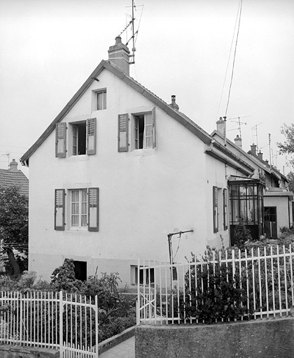Maison individuelle rue du Réveille-matin : vue de face. SRI. Enquête régionale sur les bâtiments industriels (1979-1981). © Yves Sancey / Région Bourgogne-Franche-Comté, Inventaire du patrimoine - 1981