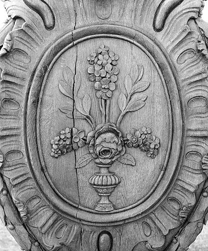 Lutrin n° 1 : médaillon avec bouquet de fleurs. © Yves Sancey / Région Bourgogne-Franche-Comté, Inventaire du patrimoine - 1982