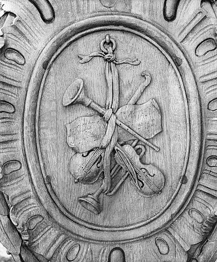 Lutrin n° 2 : médaillon avec violon et autres instruments. © Yves Sancey / Région Bourgogne-Franche-Comté, Inventaire du patrimoine - 1982