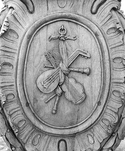 Lutrin n° 2 : médaillon avec luth et autres instruments. © Yves Sancey / Région Bourgogne-Franche-Comté, Inventaire du patrimoine - 1982