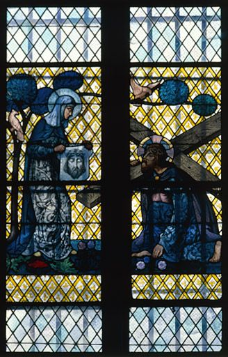 Baie 3 créée par Gruber (19e ou 20e siècle) : rencontre du Christ et de sainte Véronique sur le chemin du calvaire ; instruments de la Passion dans le tympan en grisaille et jaune d'argent dans le style Renaissance. © Yves Sancey / Région Bourgogne-Franche-Comté, Inventaire du patrimoine - 1982