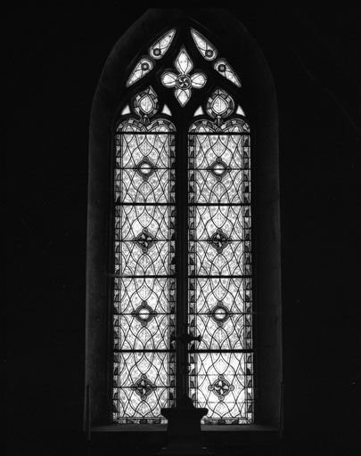 Baies 4 et 5 créées en 1903 par Félix Gaudin (grisailles dans le style du 14e siècle avec petits médaillons en fermaillets) : baie 4. © Yves Sancey / Région Bourgogne-Franche-Comté, Inventaire du patrimoine - 1982