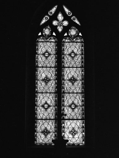 Baies 4 et 5 créées en 1903 par Félix Gaudin (grisailles dans le style du 14e siècle avec petits médaillons en fermaillets) : baie 5. © Yves Sancey / Région Bourgogne-Franche-Comté, Inventaire du patrimoine - 1982