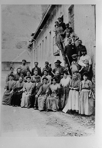 Ouvriers et ouvrières, vers 1890-1900. © D.  Dominguez (reproduction) / Région Bourgogne-Franche-Comté, Inventaire du patrimoine - 1982 Ouvriers et ouvrières, vers 1890-1900. © D.  Dominguez (reproduction) / Région Bourgogne-Franche-Comté, Inventaire du patrimoine - 1982