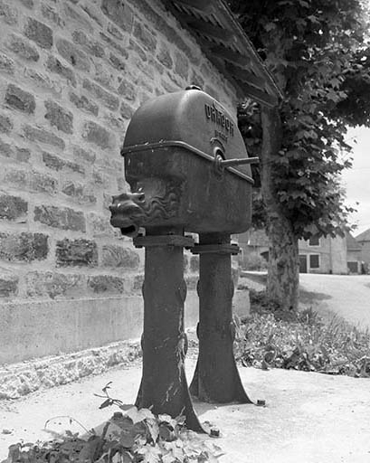 Pompe en 1982. © Yves Sancey / Région Bourgogne-Franche-Comté, Inventaire du patrimoine - 1982