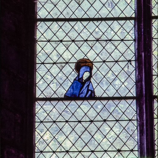 Détail du Calvaire : buste de la Vierge (lancette gauche). © Jean-Luc Ligier / Région Bourgogne-Franche-Comté, Inventaire du patrimoine - 1982