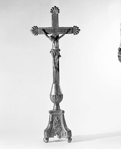 Vue d'ensemble d'une des deux croix d'autel. © Yves Sancey / Région Bourgogne-Franche-Comté, Inventaire du patrimoine - 1982