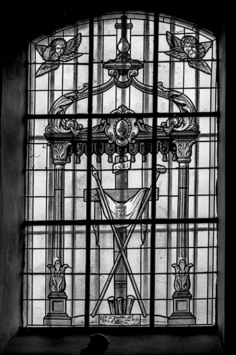 Baie n° 1 : instruments de la Passion. © Jean-Luc Ligier / Région Bourgogne-Franche-Comté, Inventaire du patrimoine - 1982