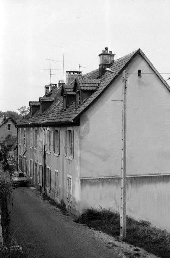 Façades antérieure et latérale droite. © Bernard Lardière / Région Bourgogne-Franche-Comté, Inventaire du patrimoine - 1982