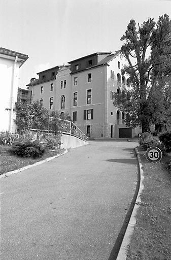 Façades antérieure et latérale droite. © Bernard Lardière / Région Bourgogne-Franche-Comté, Inventaire du patrimoine - 1982