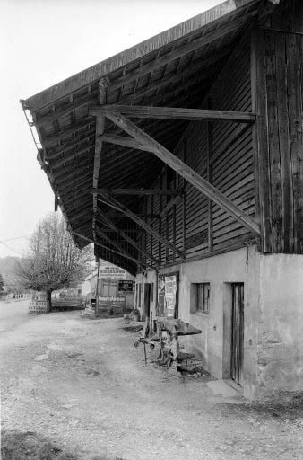 Partie agricole : avant-toit sur façade antérieure. © Bernard Lardière / Région Bourgogne-Franche-Comté, Inventaire du patrimoine - 1982