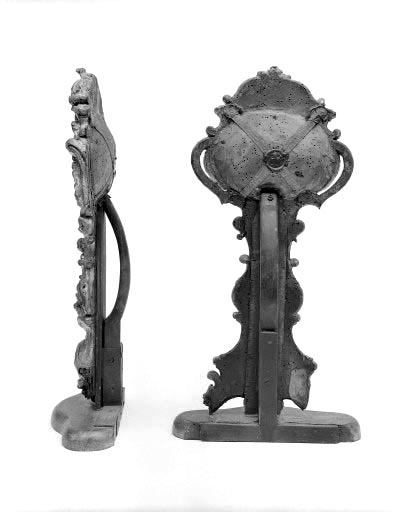 Vues de profil et de dos des reliquaires-monstrances III et IV. © Yves Sancey / Région Bourgogne-Franche-Comté, Inventaire du patrimoine - 1982