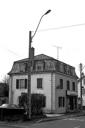 Vue d'ensemble de trois quarts gauche. © Bernard Lardière / Région Bourgogne-Franche-Comté, Inventaire du patrimoine - 1983