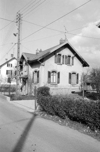 Vue de trois quarts droit. © Bernard Lardière / Région Bourgogne-Franche-Comté, Inventaire du patrimoine - 1983
