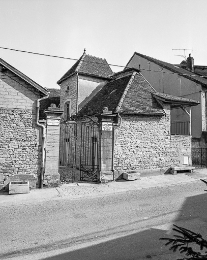 Portail d'entrée de la cour. © Yves Sancey / Région Bourgogne-Franche-Comté, Inventaire du patrimoine - 1983