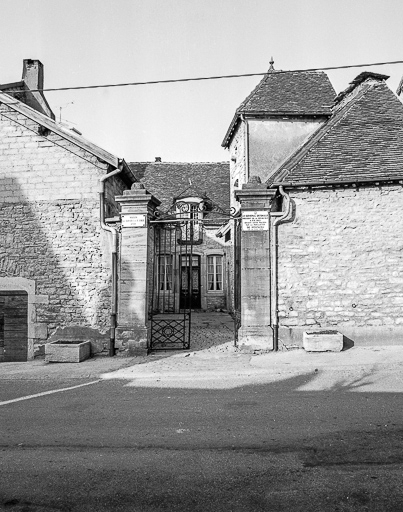 Portail d'entrée de la cour. © Yves Sancey / Région Bourgogne-Franche-Comté, Inventaire du patrimoine - 1983