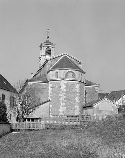 Extérieur : abside vue de trois quarts. © Yves Sancey / Région Bourgogne-Franche-Comté, Inventaire du patrimoine - 1983