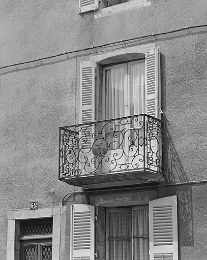 Maison, 62 rue des Salines, balcon avec ferronnerie. © Yves Sancey / Région Bourgogne-Franche-Comté, Inventaire du patrimoine - 1983