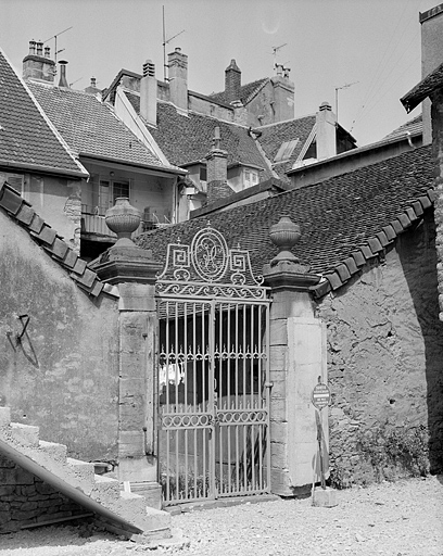 Maison, 5 rue Saint-Désiré, portail d'accès au jardin. © Yves Sancey / Région Bourgogne-Franche-Comté, Inventaire du patrimoine - 1983