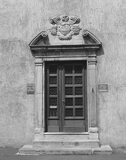 Maison, 2 place Perraud, porte cochère avec date 1700. © Yves Sancey / Région Bourgogne-Franche-Comté, Inventaire du patrimoine - 1983