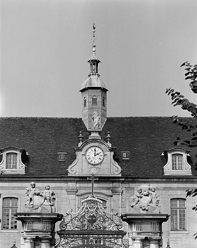 Façade principale sur la cour, détail de la partie centrale. © Yves Sancey / Région Bourgogne-Franche-Comté, Inventaire du patrimoine - 1983