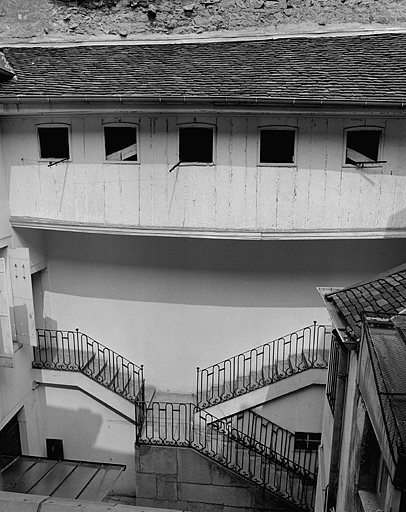 Maison, 48 rue du Commerce, escalier sur cour, vue d'ensemble. © Yves Sancey / Région Bourgogne-Franche-Comté, Inventaire du patrimoine - 1983