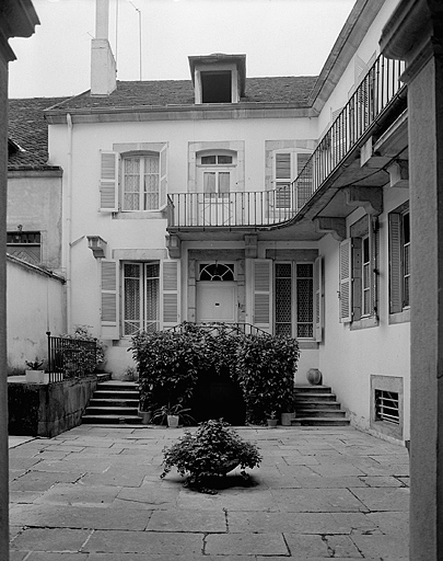 Maison particulière en fond de cour. © Yves Sancey / Région Bourgogne-Franche-Comté, Inventaire du patrimoine - 1983