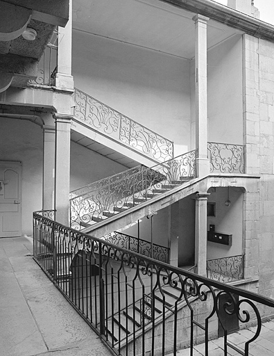 Escalier dans la cour. © Yves Sancey / Région Bourgogne-Franche-Comté, Inventaire du patrimoine - 1983