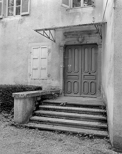 Façade latérale du bâtiment A, porte d'entrée datée 1734. © Yves Sancey / Région Bourgogne-Franche-Comté, Inventaire du patrimoine - 1983