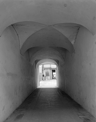 Passage d'entrée donnant accès à la cour. © Yves Sancey / Région Bourgogne-Franche-Comté, Inventaire du patrimoine - 1983