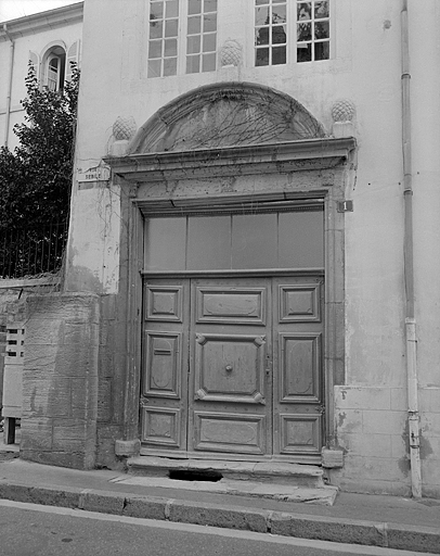 Façade sur la rue Sébile, portail gauche. © Yves Sancey / Région Bourgogne-Franche-Comté, Inventaire du patrimoine - 1983
