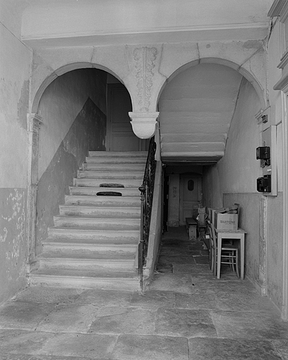 Escalier intérieur dans le corps de bâtiment sur rue, vue générale. © Yves Sancey / Région Bourgogne-Franche-Comté, Inventaire du patrimoine - 1983