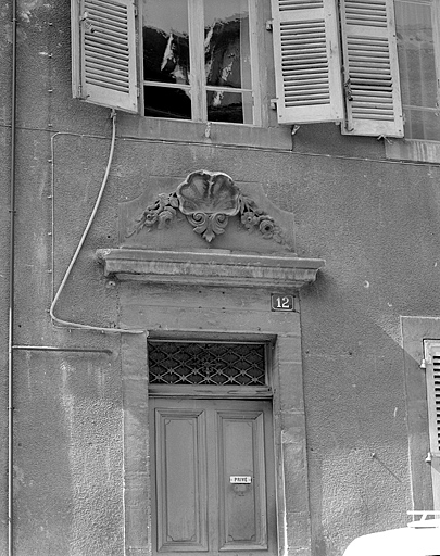 Façade antérieure, porte d'entrée, détail. © Yves Sancey / Région Bourgogne-Franche-Comté, Inventaire du patrimoine - 1983