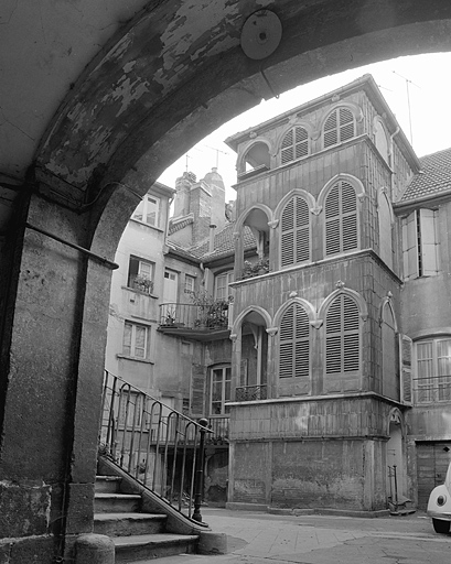 Escalier dans la cour. © Yves Sancey / Région Bourgogne-Franche-Comté, Inventaire du patrimoine - 1983