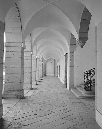 Galerie bordant la cour en rez-de-chaussée de l'aile gauche, avec départ du grand escalier. © Yves Sancey / Région Bourgogne-Franche-Comté, Inventaire du patrimoine - 1983