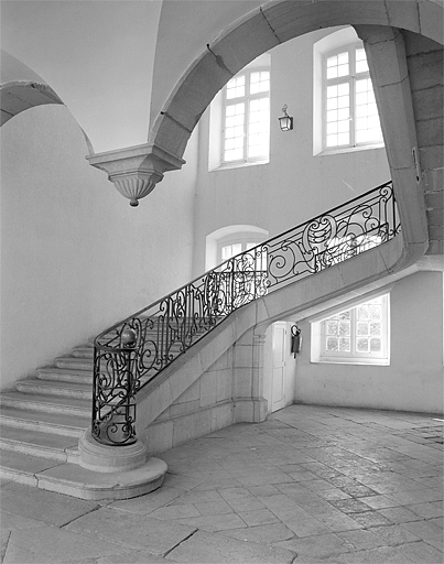 Vue du grand escalier depuis la galerie bordant la cour. © Yves Sancey / Région Bourgogne-Franche-Comté, Inventaire du patrimoine - 1983