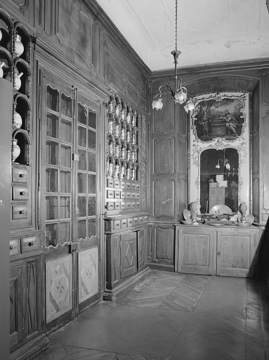 Pharmacie, deuxième salle, vue générale. © Yves Sancey / Région Bourgogne-Franche-Comté, Inventaire du patrimoine - 1983