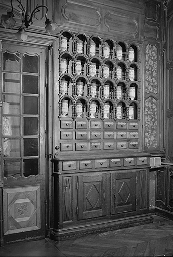 Pharmacie, deuxième salle, détail meuble de lambris. © Yves Sancey / Région Bourgogne-Franche-Comté, Inventaire du patrimoine - 1983