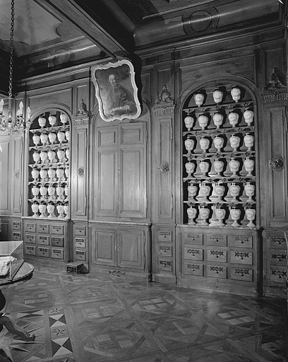 Pharmacie, troisième salle, détail. © Yves Sancey / Région Bourgogne-Franche-Comté, Inventaire du patrimoine - 1983
