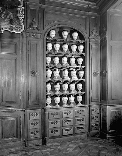 Pharmacie, troisième salle, détail meuble de lambris. © Yves Sancey / Région Bourgogne-Franche-Comté, Inventaire du patrimoine - 1983